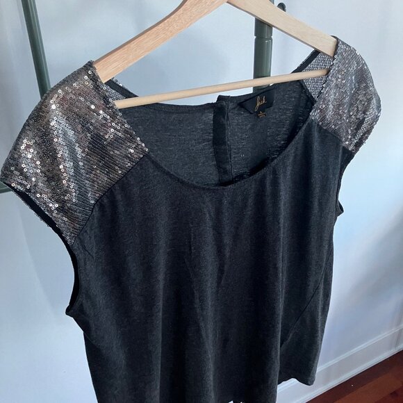 Sequin-shoulder scoopneck button-back tee in dark heathered grey - Picture 8 of 10